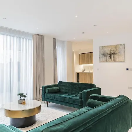 Luxury Spacious Flat With Communal Gardens And Parking
